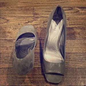 Tahari gray heels